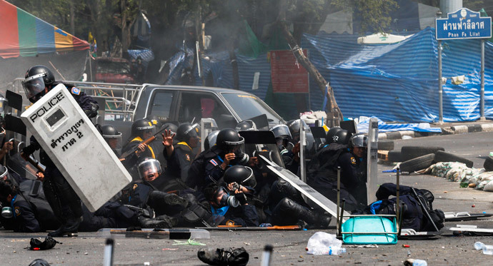 Thai police officers react after an explosion during clashes with anti-government protesters near Government House in Bangkok February 18, 2014.(Reuters / Athit Perawongmetha )