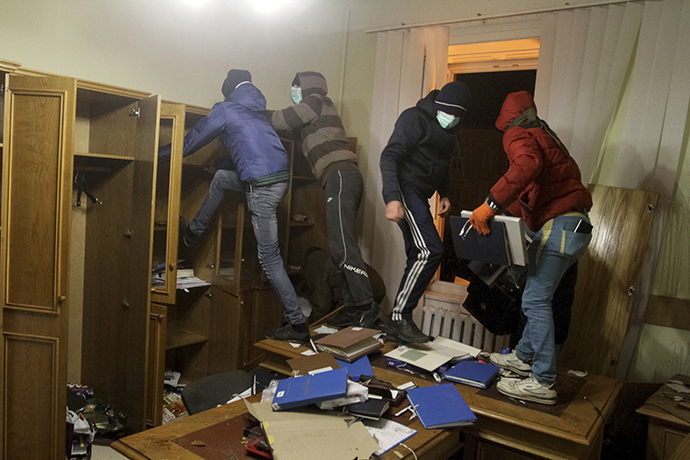 Anti-government rioters destroy a prosecutor's office in Lviv February 19, 2014. (Reuters / Marian Striltsiv)