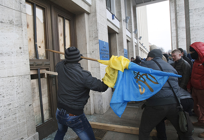 Anti-government rioters break the door of the regional administration headquarters as they attempt to take over during a rally in the town of Uzhhorod in western Ukraine, February 19, 2014. (Reuters)
