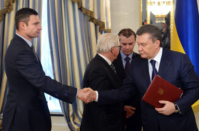Head of Udar (Punch) party Vitali Klitschko (L) and Ukrainian President Viktor Yanukovych shake hands after signing an agreement in Kiev on February 21, 2014. (AFP Photo / Sergei Supinsky)