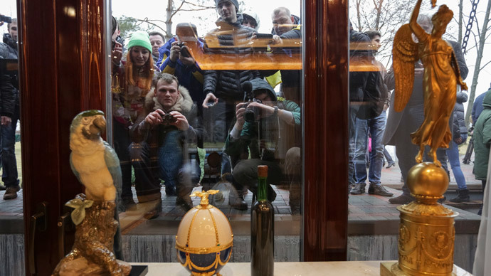 Yanukovich's opulent residence opens to public as president leaves Kiev (PHOTOS)