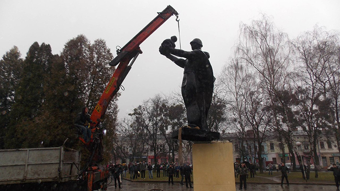 Monument to soldiers who died liberating Ukraine from Nazis toppled (PHOTOS, VIDEO)