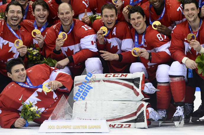 Canada's gold medallist team poses during the Men's Ice Hockey Medal Ceremony at the Bolshoy Ice Dome during the Sochi Winter Olympics on February 23, 2014. (AFP Photo / Jonathan Nackstrand)