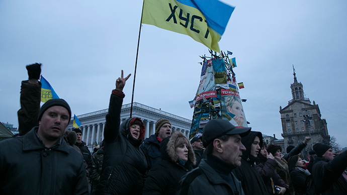 Ukrainians react to a speech in Kiev's Independence Square February 23, 2014 (Reuters / Baz Ratner)