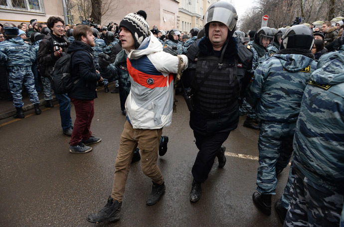 Police officers detain protesters outside Zamoskvoretsky district court in Moscow, on February 24, 2014 (AFP Photo/Vasily Maximov)