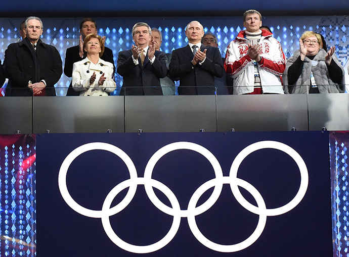 Russia's President Vladimir Putin with International Olympic Committee (IOC) President Thomas Bach, as Former President of the International Olympic Committee Jacques Rogge of Belgium looks on (L) at the start of the closing ceremony for the Sochi 2014 Winter Olympics, February 23, 2014 (Reuters / Marko Djurica)