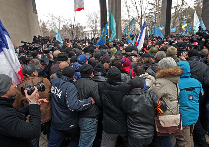 Participants in a rally in front of the Crimea's Supreme Council building in Simferopol (RIA Novosti / Taras Litvinenko)