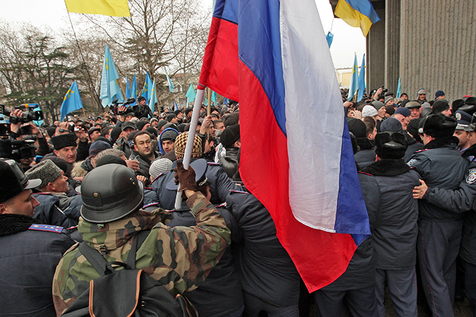 Participants in a rally in front of the Crimea's Supreme Council building in Simferopol (RIA Novosti / Taras Litvinenko)