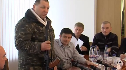 Ukrainian nationalist with AK-47 threatens to hang Interior minister 'like a dog'