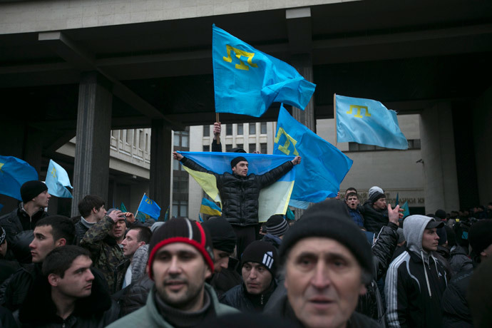 Crimean Tatars hold flags during rallies near the Crimean parliament building in Simferopol February 26, 2014.(Reuters / Baz Ratner)