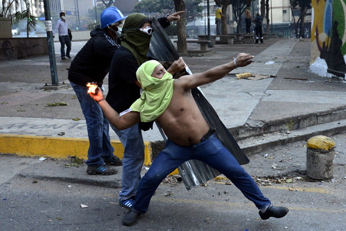 Opponents of Venezuelan President Nicolas Maduro clash with riot police during an anti-government protest in Caracas on February 27, 2014. (AFP Photo/Leo Ramirez)