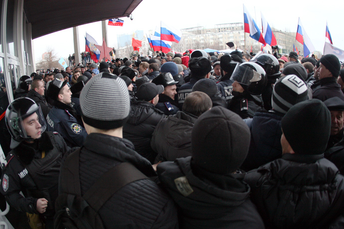 Police hold back pro-Russian protesters waving Russian flags during a rally in front of the regional administration building in the industrial Ukrainian city of Donetsk on March 1, 2014 (AFP Photo)