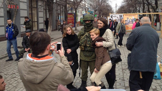 Tea, sandwiches, music, photos with self-defense forces mark peaceful Sunday in Simferopol