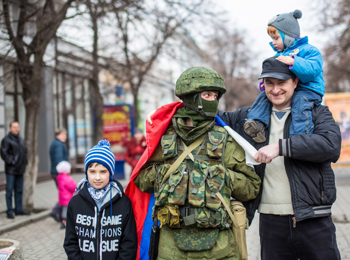 Simferopol residents pose a photograph with soldiers. (RIA Novosti/Andrey Stenin)