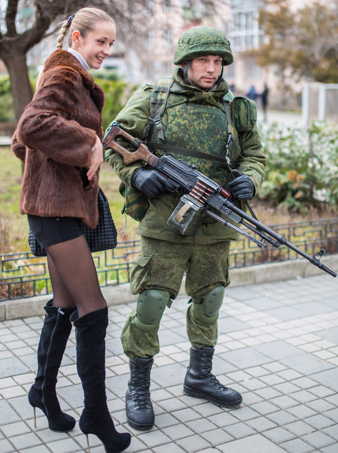 Simferopol resident poses for a photograph with a soldier. (RIA Novosti/Andrey Stenin)
