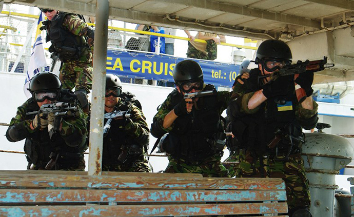 FILE PHOTO. Ukrainian special forces soldiers storm a boat in Odessa (AFP Photo / Alexey Kravtsov)