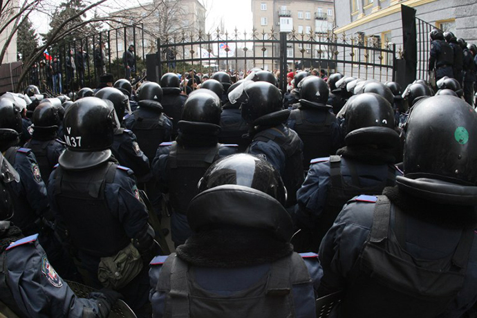 Riot policemen stand guard in front of the regional administration in Donetsk on March 3, 2014. (AFP Photo / Alexander Khudoteply)