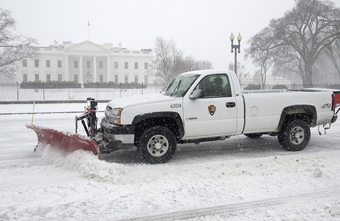 A snowplow moves snow from the street in front of the White House in Washington, DC, March 3, 2014, during a snow storm. (AFP Photo / Saul Loeb)