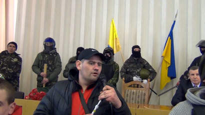 Humiliation: Ukrainian MP & thugs beat state TV Channel head into resigning (VIDEO)