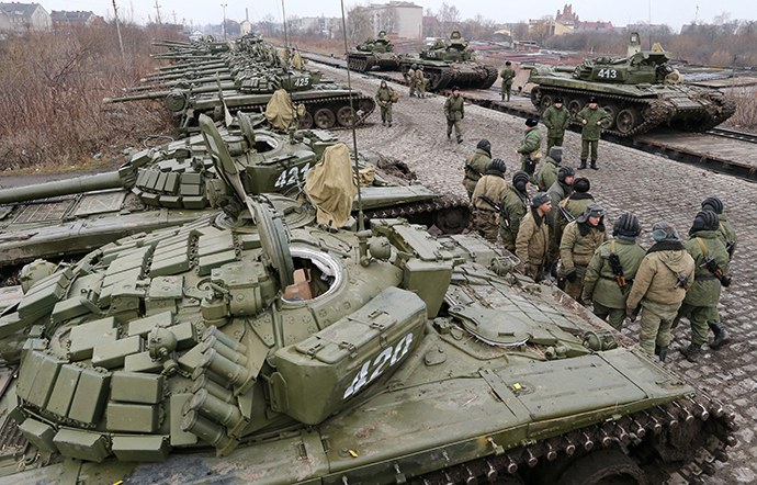 Soldiers of the separate tank battalion of the Baltic Fleet motorized infantry brigade, during loading of tanks on flatcars, for dislocation to the district selected for military exercises, in the city of Gusev, Kaliningrad Region on February 28, 2014. (RIA Novosti / Igor Zarembo)