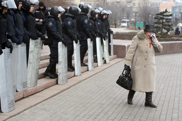 An elderly pro-Russian activist cries as Urkainian riot police officers stand guard in front of the regional state administration building in the eastern Ukrainian city of Donetsk on March 5, 2014. (AFP Photo / Alexander Khudoteply)