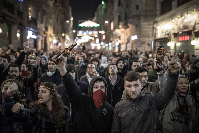 Protesters chant slogans against newly proposed restrictions on the use of the internet and against the Turkish government during a protest on the Istiklal Avenue in Istanbul, on January 18, 2014. (AFP Photo)