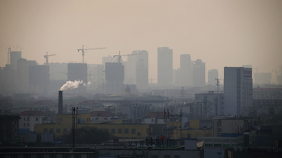 Smog marathon: Beijing runners put on masks for foggy race