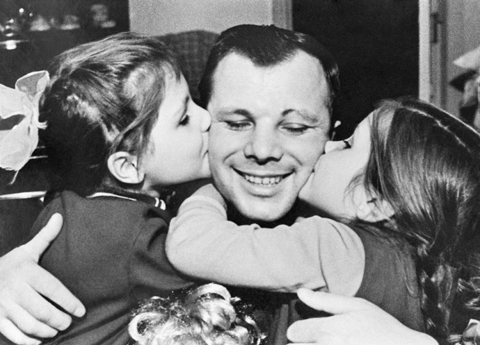 Yury Gagarin (center) with his daughters Lena (left) and Galya (right).(RIA Novosti / Alexander Mokletsov)