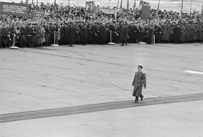 Red-carpet meeting of the world's first spaceman Yury Gagarin in April 1961 before his report to the government after his sensational orbital flight.(RIA Novosti / Chernov)