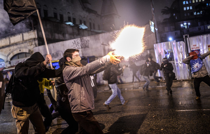Protesters clash with police in Kadikoy, on the Anatolian side of Istanbul, on March 11, 2014. (AFP Photo)