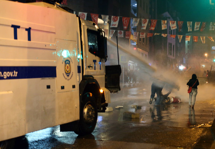Protesters are hit by water cannon during clashes with riot police in Kadikoy, on the Anatolian side of Istanbul, on March 11, 2014. (AFP Photo)