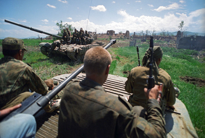 The 1994-1996 Chechen conflict. Russian soldiers during a combat operation in the village of Stary Achkhoi.(RIA Novosti / Igor Mikhalev)