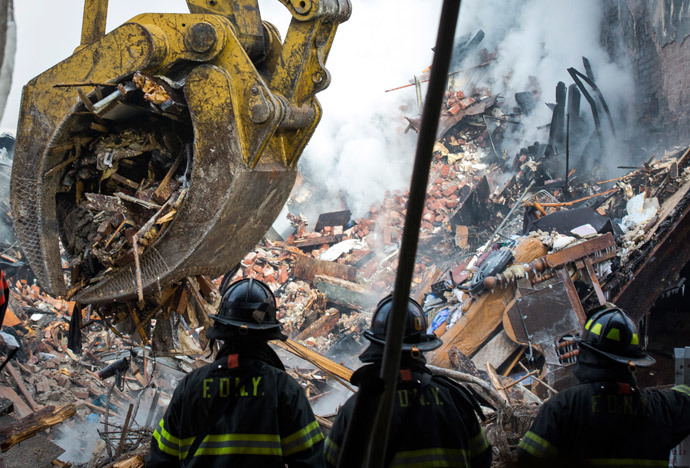 New York City emergency responders search through the rubble at the site of a building explosion in the Harlem section of New York, March 13, 2014.(Reuters / Brendan McDermid)
