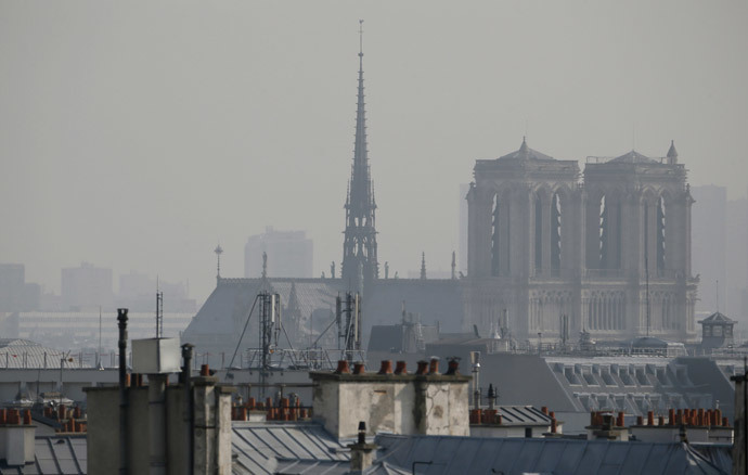 A view of the Notre-Dame cathedral seen through thick smog, on March 14, 2014, in Paris.(AFP Photo / Patrick Kovarik)