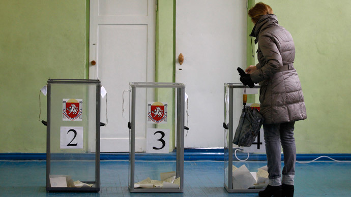 A woman casts her ballot during the referendum on the status of Ukraine's Crimea region at a polling station in Simferopol March 16, 2014.(Reuters / Vasily Fedosenko)