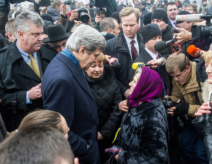 US Secretary of State John Kerry speaks to people at the Shrine of the Fallen in Kiev on March 4, 2014. (AFP Photo / Volodymyr Shuvayev)