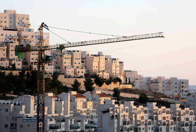 A crane is seen next to homes in a Jewish settlement near Jerusalem (Reuters / Ammar Awad)