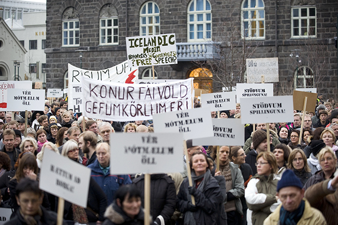 People take to the streets of Reykjavik, Iceland, on November 8, 2008 to call on the government to resign and for banks to be more open about the country's financial crisis (AFP Photo)