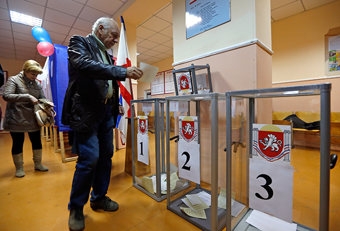 A man prepares to cast his ballot during the referendum on the status of Ukraine's Crimea region at a polling station in Simferopol March 16, 2014 (Reuters / Vasily Fedosenko)