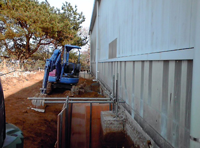 This handout picture taken by Tokyo Electric Power Co. (TEPCO) on March 28, 2014 shows a pit under a storage house where a worker was burried in earth and rubble while digging a hole at the site at TEPCO's Fukushima dai-ichi nuclear plant in Okuma in Fukushima prefecture. (AFP Photo)