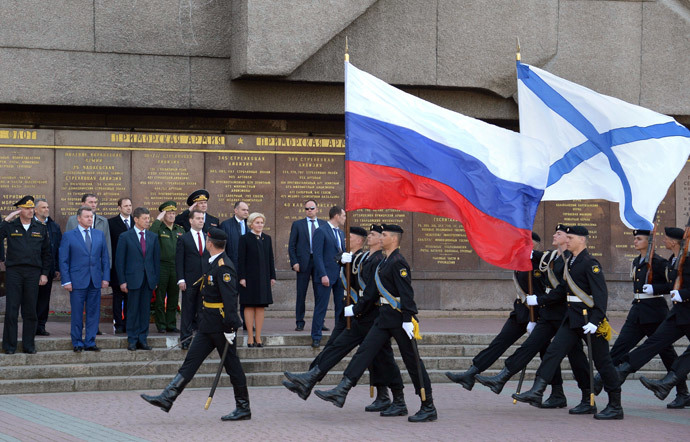Russia's Prime Minister Dmitry Medvedev (back C) watches Russian troops parading as he takes part in a wreath laying ceremony at a Memorial the 1941-1942 Heroic Defence of Sevastopol during the World War II in Sevastopol, March 31, 2014. (AFP Photo / Alexander Astafyev)