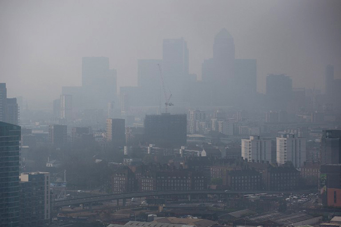 Air pollution hangs in the air lowering visibility in London, on April 2, 2014. (AFP Photo / Leon Neal)