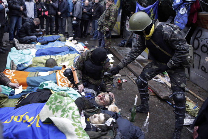 Dead bodies lay on the ground during clashes with riot police in central Kiev on February 20, 2014 in Kiev. (AFP Photo / Alexander Chekmenev)
