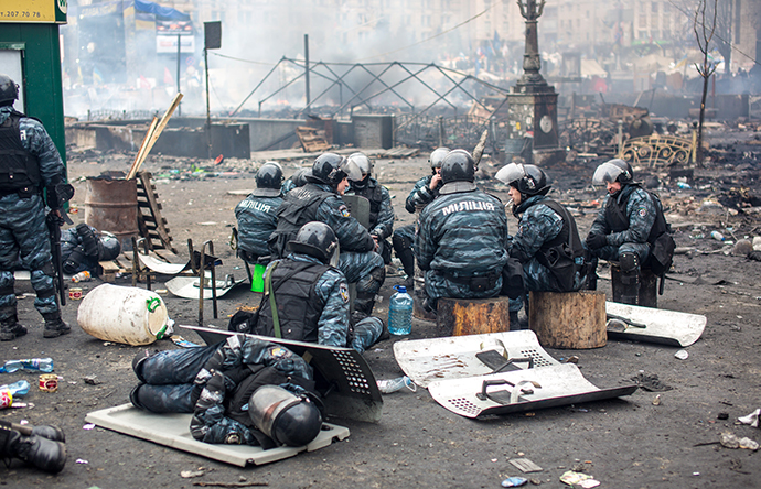 Police officers are seen on Maidan Nezalezhnosti square in Kiev, where clashes began between protesters and the police on February 19, 2014 (RIA Novosti / Andrey Stenin)