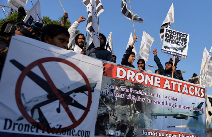 Supporters of Pakistan's outlawed Islamic hardline Jamaat ud Dawa (JD) carry placards as they shout anti-US slogans during a protest against the US drone strikes in the Pakistani tribal region, in Islamabad on November 8, 2013. (AFP Photo / Aamir Qureshi)