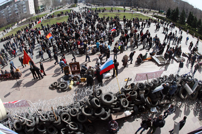 Pro-Russian activists guard a barricade set at the Donetsk regional council office building on the eastern city of Donetsk on April 7, 2014. (AFP Photo)