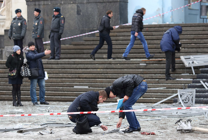 Investigators and police officers work at the site of the suicide bomber attack near the entrance to the train station in Volgograd.(RIA Novosti / Kirill Braga)