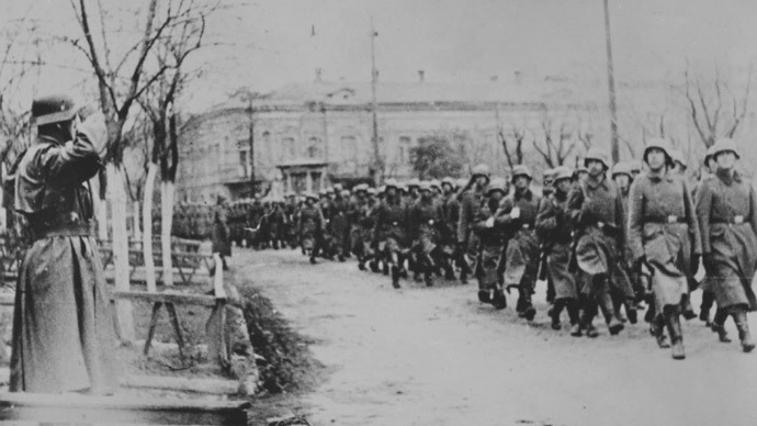 Wehrmacht soldiers march in Kerch, November 1941 (Photo: waralbum.ru)