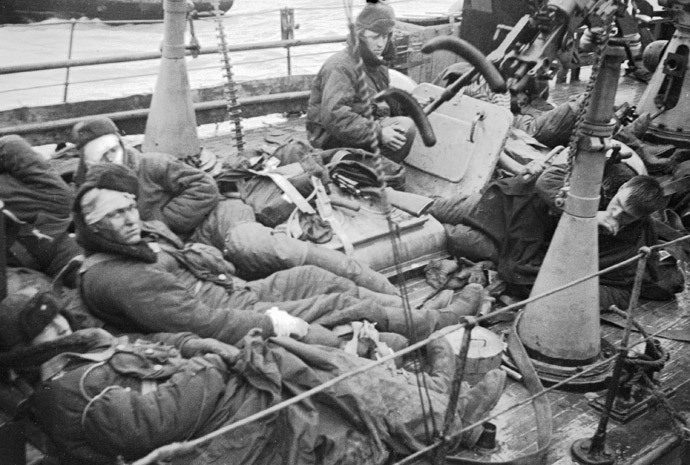 Injured marines of a Soviet vessel near Kerch, 1943 (RIA Novosti / Sokolenko)