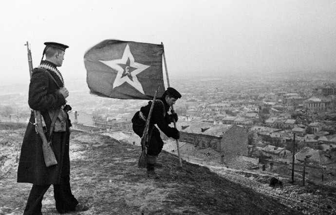Marines plant Soviet Naval Jack to mark the liberation of the city of Kerch from Nazi German troops, April 1944 (RIA Novosti / Haldei)